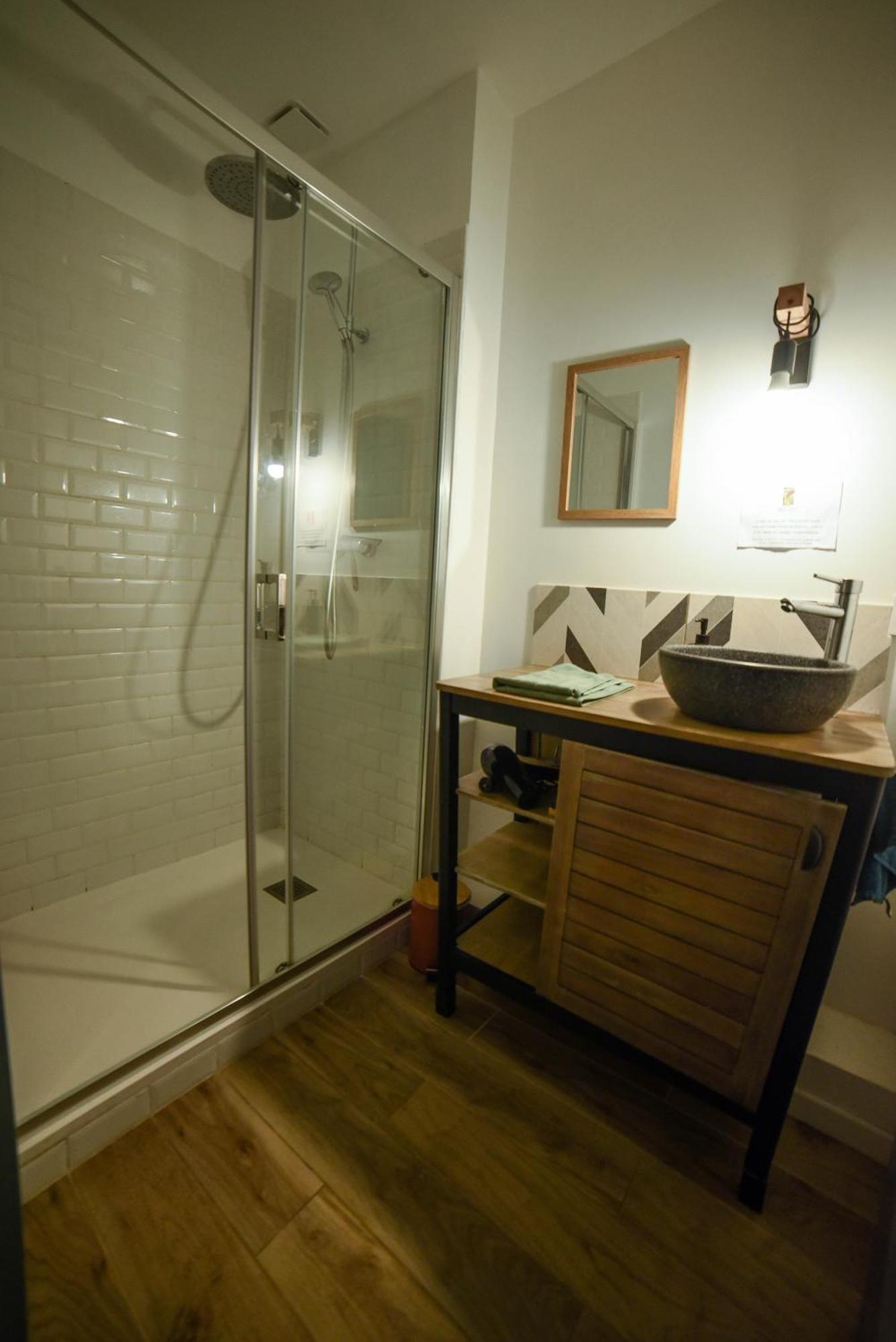 Amani Hostel Ла-Реоль Экстерьер фото