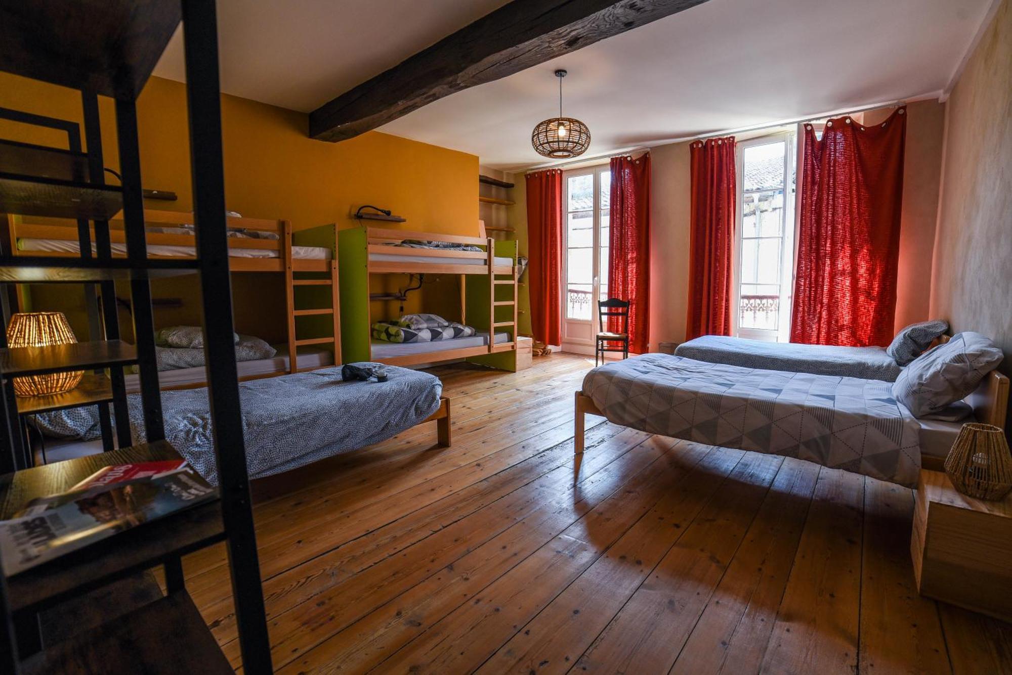 Amani Hostel Ла-Реоль Экстерьер фото